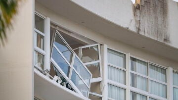 Destrozos en un hotel Hilton de Cairns (Australia) tras estrellarse un helicóptero