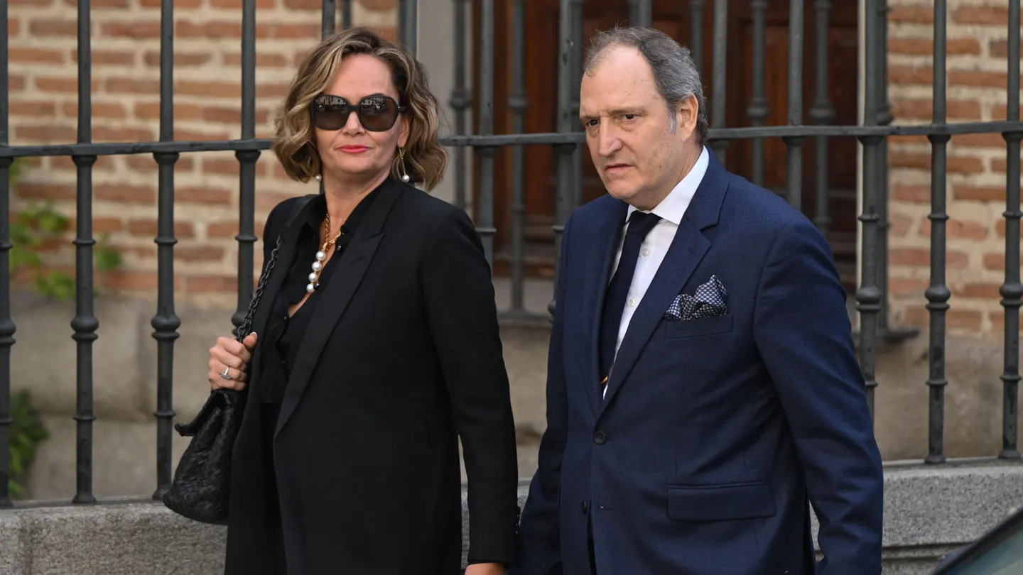 Imagen de archivo de Juan Gómez-Acebo, primo de Felipe VI, junto a su pareja, Teresa Vérez, a su llegada al funeral en memoria de su hermano Fernando el pasado 8 de abril en la Iglesia Catedral de las Fuerzas Armadas, en Madrid. Imagen de archivo de Juan Gómez-Acebo, primo de Felipe VI, junto a su pareja, Teresa Vérez, a su llegada al funeral en memoria de su hermano Fernando el pasado 8 de abril en la Iglesia Catedral de las Fuerzas Armadas, en Madrid.