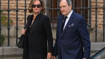 Imagen de archivo de Juan Gómez-Acebo, primo de Felipe VI, junto a su pareja, Teresa Vérez, a su llegada al funeral en memoria de su hermano Fernando el pasado 8 de abril en la Iglesia Catedral de las Fuerzas Armadas, en Madrid.