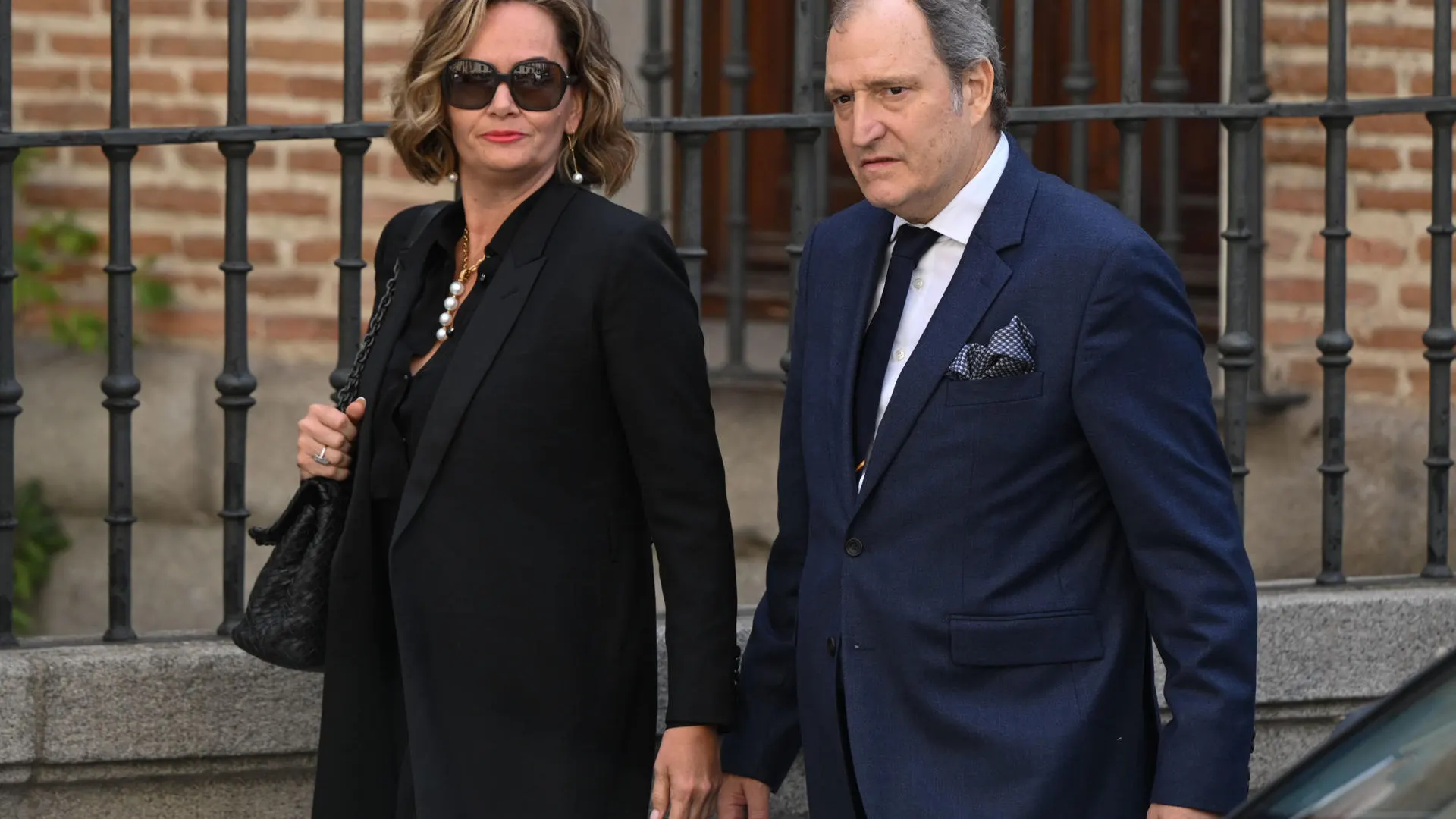 Imagen de archivo de Juan Gómez-Acebo, primo de Felipe VI, junto a su pareja, Teresa Vérez, a su llegada al funeral en memoria de su hermano Fernando el pasado 8 de abril en la Iglesia Catedral de las Fuerzas Armadas, en Madrid.