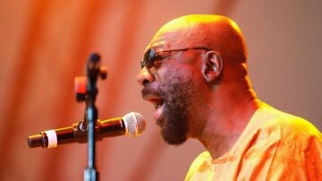 Isaac Hayes actúa en el escenario Open Air durante el tercer día del festival de música Big Chill en Eastnor Castle Deer Park en Malvern Hills el 5 de agosto de 2007 en Herefordshire, Inglaterra. 