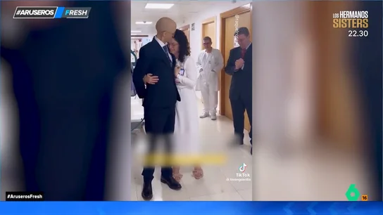 Un paciente en cuidados paliativos organiza su boda en el hospital: así es el momento del emotivo 'sí, quiero' Un paciente en cuidados paliativos organiza su boda en el hospital: así es el momento del emotivo 'sí, quiero'