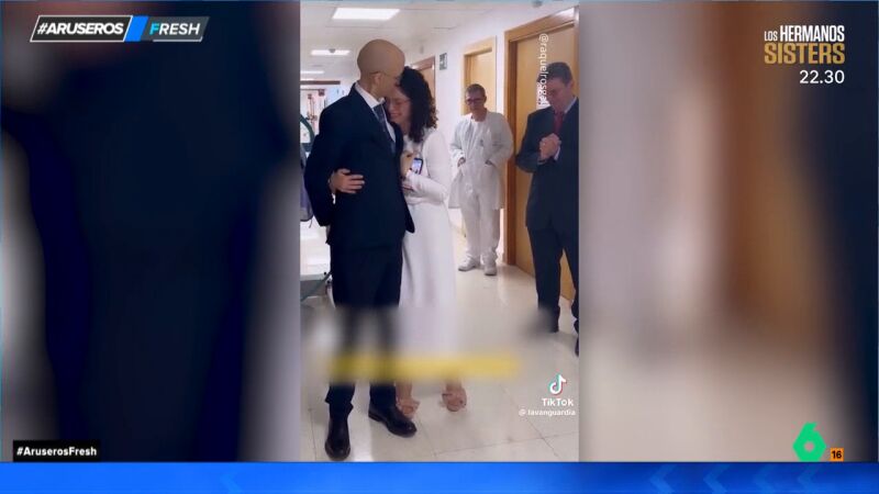 Un paciente en cuidados paliativos organiza su boda en el hospital: así es el momento del emotivo 'sí, quiero'