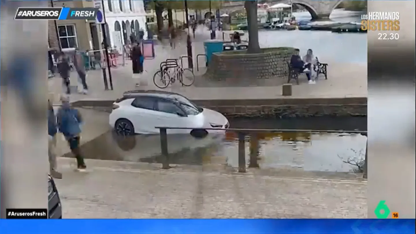 Aparca el coche en la rampa del canal de Ámsterdam y queda sumergido por la marea: "Es como una atracción turística" Aparca el coche en la rampa del canal de Ámsterdam y queda sumergido por la marea: "Es como una atracción turística"