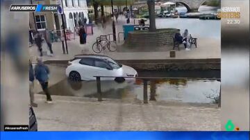 Aparca el coche en la rampa del canal de Ámsterdam y queda sumergido por la marea: "Es como una atracción turística"