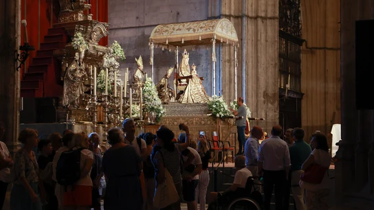 Fieles y turistas visitan a la Virgen de los Reyes en el altar del Jubileo en las vísperas de la Procesión, a 14 de agosto en Sevilla (Andalucía, España). Fieles y turistas visitan a la Virgen de los Reyes en el altar del Jubileo en las vísperas de la Procesión, a 14 de agosto en Sevilla (Andalucía, España).
