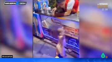 El enfado viral de un niño que al no lograr atrapar el helado termina golpeando el carrito: "Se acabó la broma"