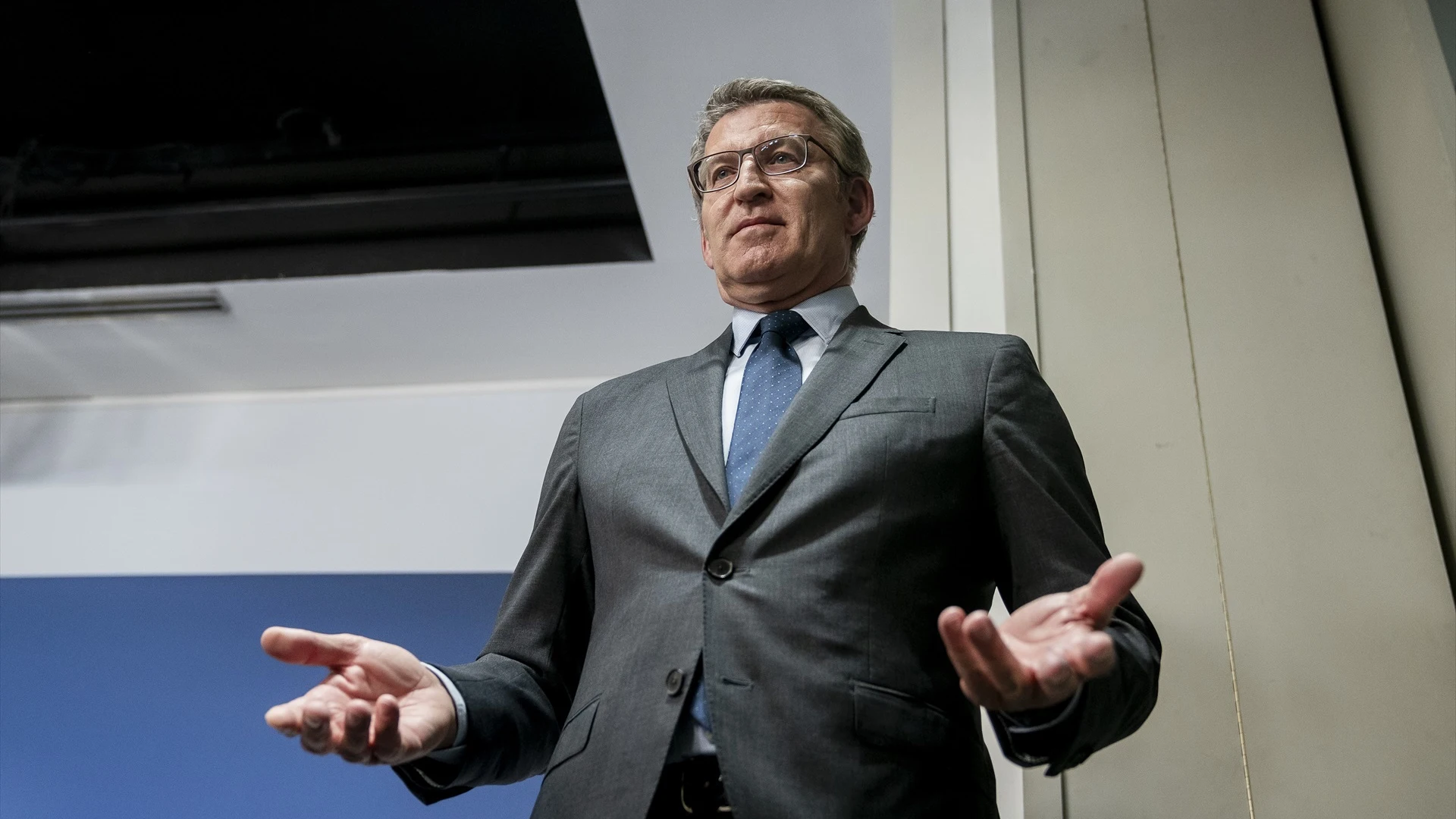 El presidente del Partido Popular, Alberto Núñez Feijóo, tras una rueda de prensa, en la sede del PP, en Madrid.