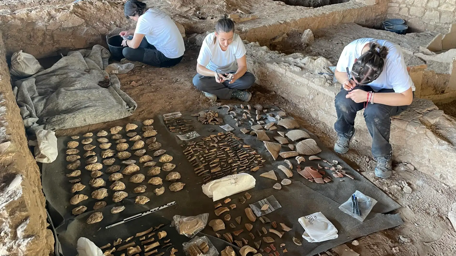 Arqueólogas trabajando en un yacimiento Arqueólogas trabajando en un yacimiento
