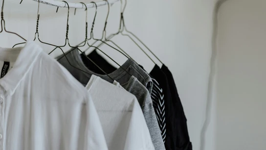 Varias camisetas limpias, colgadas. Varias camisetas limpias, colgadas.