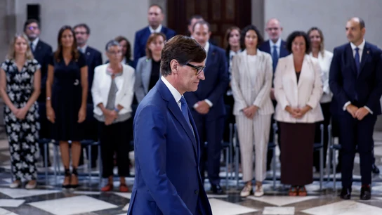 El president de la Generalitat, Salvador Illa, con los 16 consellers de su Govern en segundo plano El president de la Generalitat, Salvador Illa, con los 16 consellers de su Govern en segundo plano