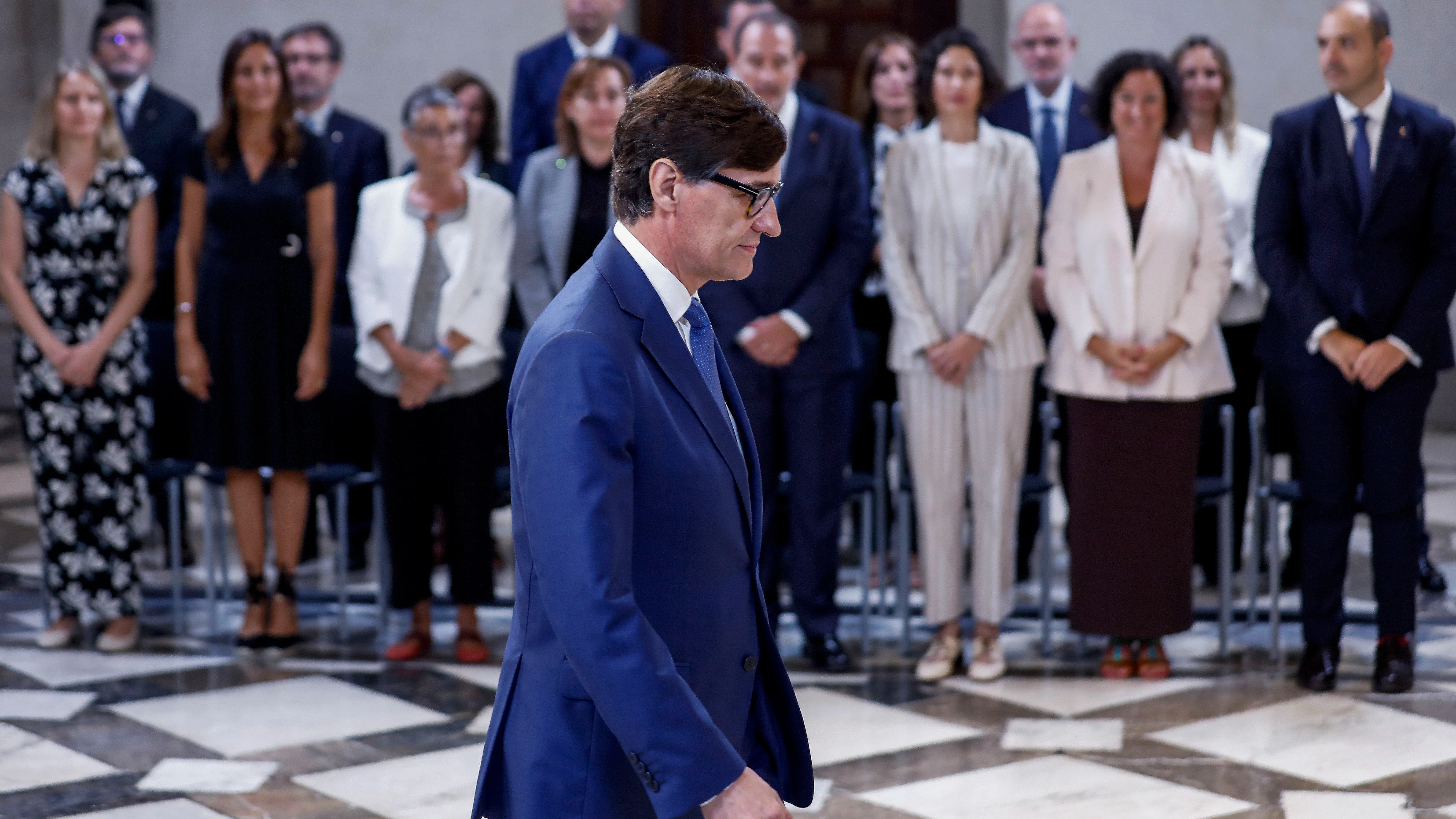 El president de la Generalitat, Salvador Illa, con los 16 consellers de su Govern en segundo plano