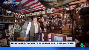 La increíble transformación de un jardín de casa en un 'lejano Oeste': incluye bar, cárcel, banco y funeraria