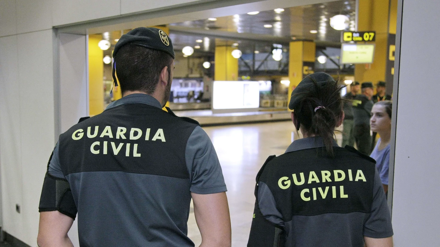 Imagen de archivo de agentes de la Guardia Civil en el Aeropuerto de El Prat Imagen de archivo de agentes de la Guardia Civil en el Aeropuerto de El Prat