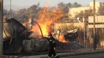 El incendio envuelve un negocio de venta de leña en Penteli, al noreste de Atenas