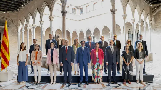 Fotografía oficial de Illa con todos los miembros del nuevo Govern Fotografía oficial de Illa con todos los miembros del nuevo Govern