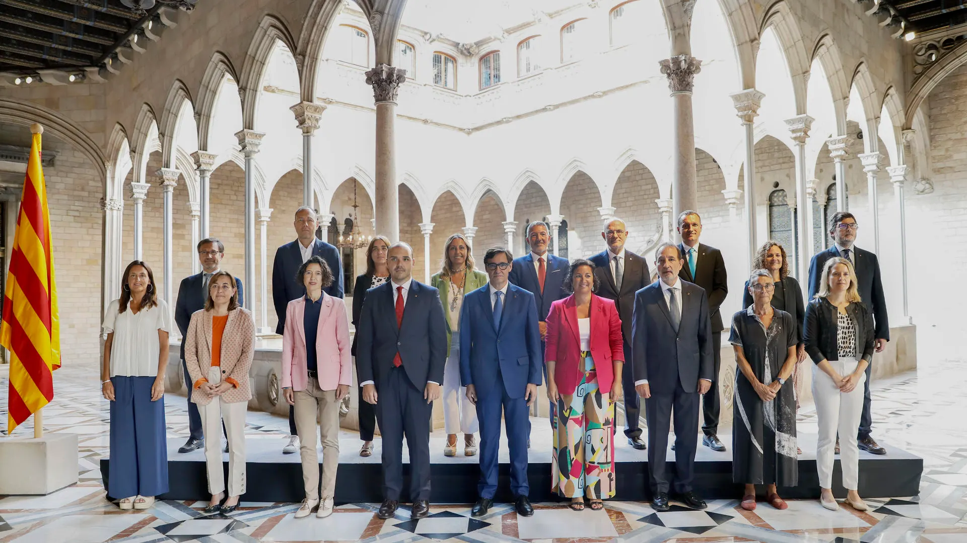 Fotografía oficial de Illa con todos los miembros del nuevo Govern