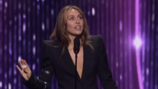Miley Cyrus pronunciando su discurso al convertirse en la leyenda de Disney más joven homenajeada: "Las Leyendas también se asustan" Miley Cyrus pronunciando su discurso al convertirse en la leyenda de Disney más joven homenajeada: "Las Leyendas también se asustan"