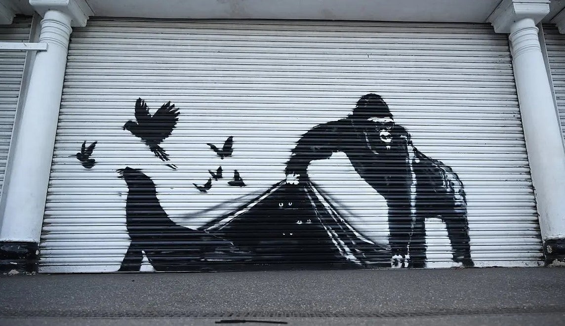 Novena obra del zoo de Banksy que muestra un gorila y una foca Novena obra del zoo de Banksy que muestra un gorila y una foca