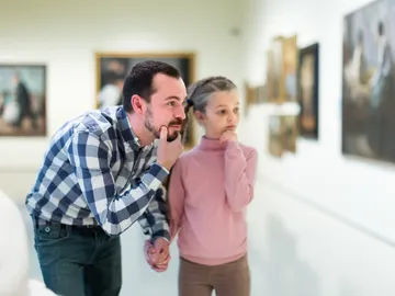 Padre con su hija en el museo Padre con su hija en el museo