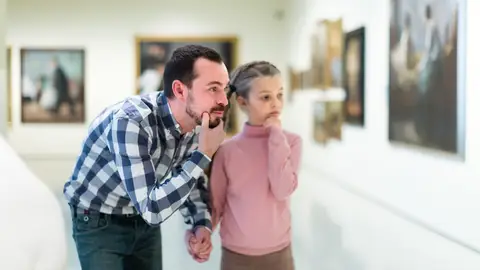 Padre con su hija en el museo Padre con su hija en el museo