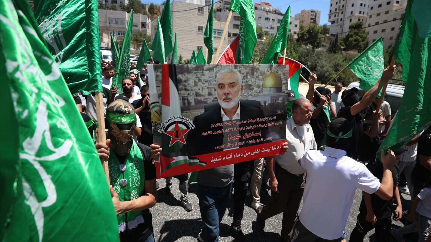 Varias personas participan en una protesta contra el asesinato del líder de Hamás, Ismail Haniyeh. 