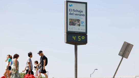 Personas pasan junto a un termómetro que marca 45 grados Celsius durante una ola de calor el 21 de agosto de 2023 en Sevilla, España. La ciudad, que es la área metropolitana más caliente de Europa, está experimentando otro período de días con temperaturas superiores a 40°C. (Foto por Marcelo del Pozo/Getty Images) Personas pasan junto a un termómetro que marca 45 grados Celsius durante una ola de calor el 21 de agosto de 2023 en Sevilla, España. La ciudad, que es la área metropolitana más caliente de Europa, está experimentando otro período de días con temperaturas superiores a 40°C. (Foto por Marcelo del Pozo/Getty Images)