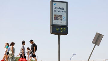 Personas pasan junto a un termómetro que marca 45 grados Celsius durante una ola de calor el 21 de agosto de 2023 en Sevilla, España. La ciudad, que es la área metropolitana más caliente de Europa, está experimentando otro período de días con temperaturas superiores a 40°C. (Foto por Marcelo del Pozo/Getty Images)