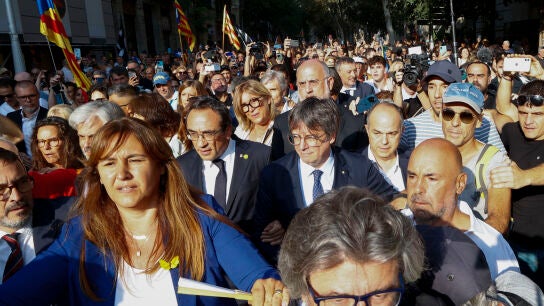 El expresidente de Catalu&ntilde;a, Carles Puigdemont (C), en su primera aparici&oacute;n en Espa&ntilde;a en m&aacute;s de siete a&ntilde;os en Barcelona