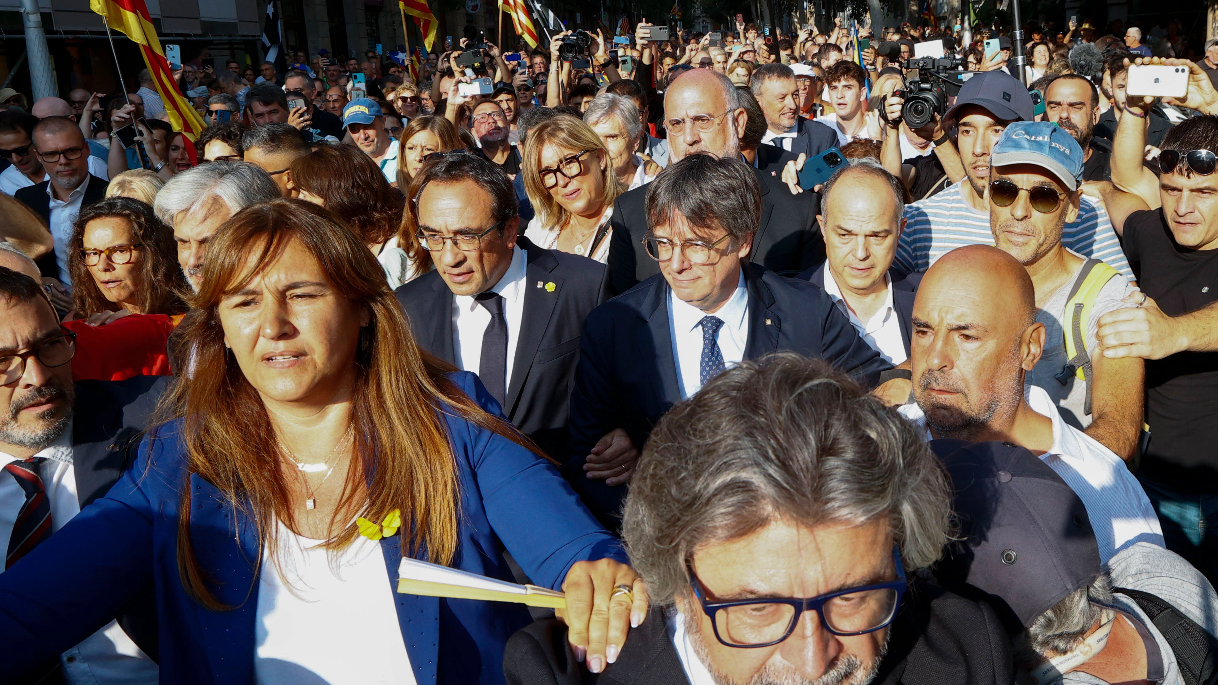 El expresidente de Cataluña, Carles Puigdemont (C), en su primera aparición en España en más de siete años este jueves en Barcelona