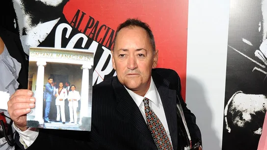 Muere Ángel Salazar, actor de 'Scarface', a los 68 años. El actor Ángel Salazar posa en la alfombra roja con una fotografía de la película 'Scarface'.