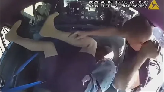 Nuevo caso de brutalidad policial en EEUU: un agente propina una paliza a un preso que intentaba fugarse Nuevo caso de brutalidad policial en EEUU: un agente propina una paliza a un preso que intentaba fugarse