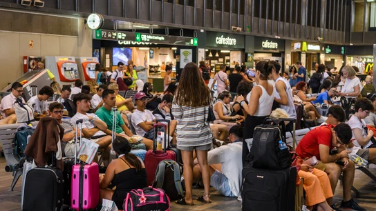 Imagen de este mes de agosto de la Estación de Santa Justa de Sevilla afectada por los retrasos de trenes. Imagen de este mes de agosto de la Estación de Santa Justa de Sevilla afectada por los retrasos de trenes.