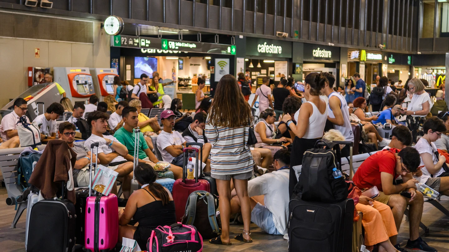 Imagen de este mes de agosto de la Estación de Santa Justa de Sevilla afectada por los retrasos de trenes. Imagen de este mes de agosto de la Estación de Santa Justa de Sevilla afectada por los retrasos de trenes.