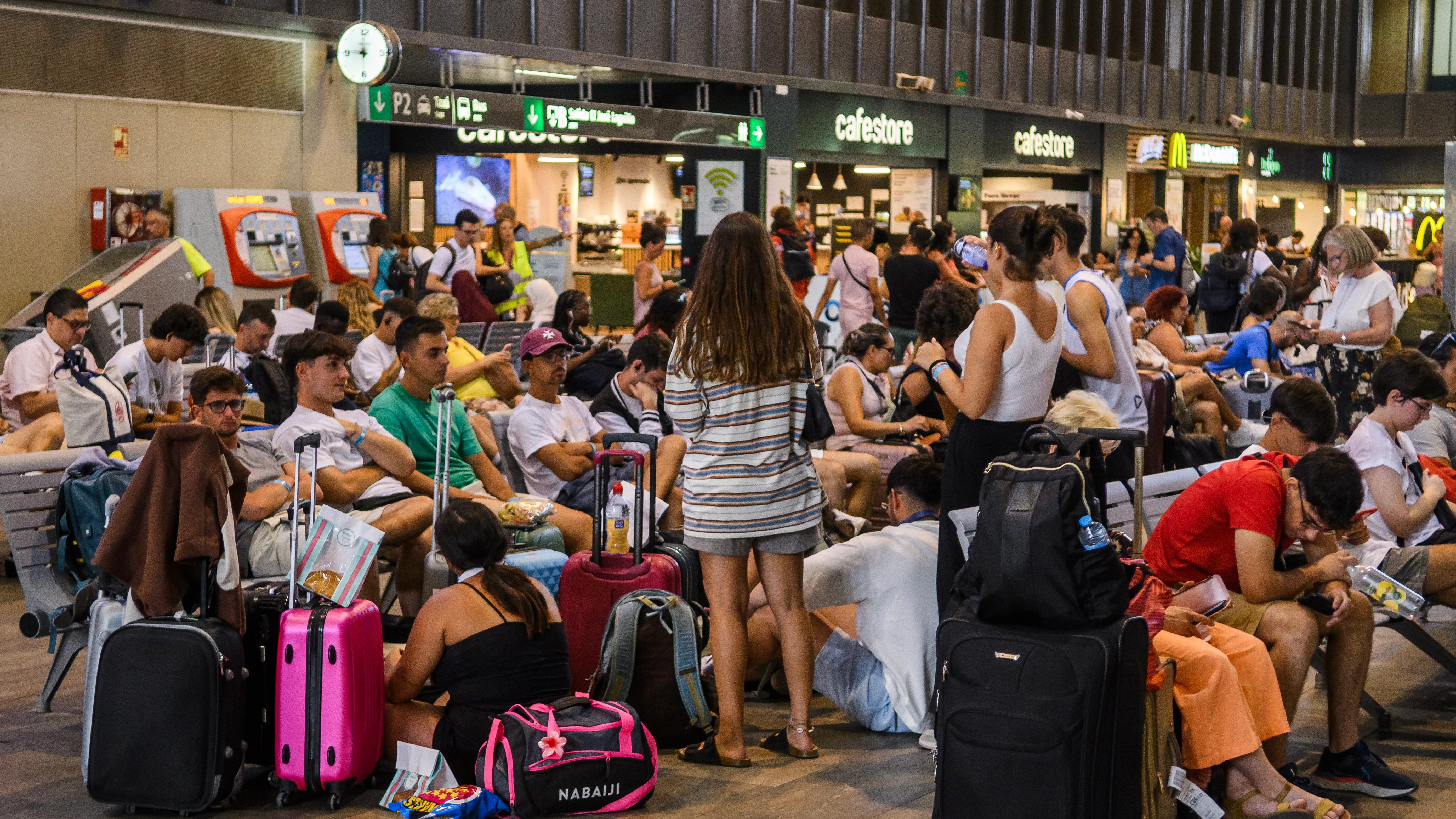 Imagen de este mes de agosto de la Estación de Santa Justa de Sevilla afectada por los retrasos de trenes.