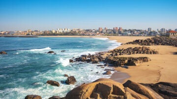 Playa del Duero Cabedelo. Vista de la ciudad de Oporto, Portugal