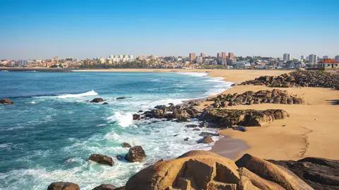 Playa del Duero Cabedelo. Vista de la ciudad de Oporto, Portugal Playa del Duero Cabedelo. Vista de la ciudad de Oporto, Portugal