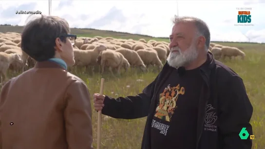 La preocupación de Herminio Sancho al descubrir el regalo de Thais Villas: "A ver si no me va a entrar que tengo la cabeza gorda" Thais Villas ha puesto a cocinar al diputado socialista Herminio Sancho en su sección 'En su salsa'. El político se hizo conocido cuando, por error, votó a favor de la investidura de Alberto Núñez Feijóo.