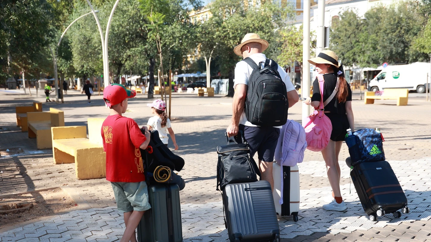 Imagen de archivo de turistas con maletas en la Alameda de Hércules de Sevilla. Imagen de archivo de turistas con maletas en la Alameda de Hércules de Sevilla.