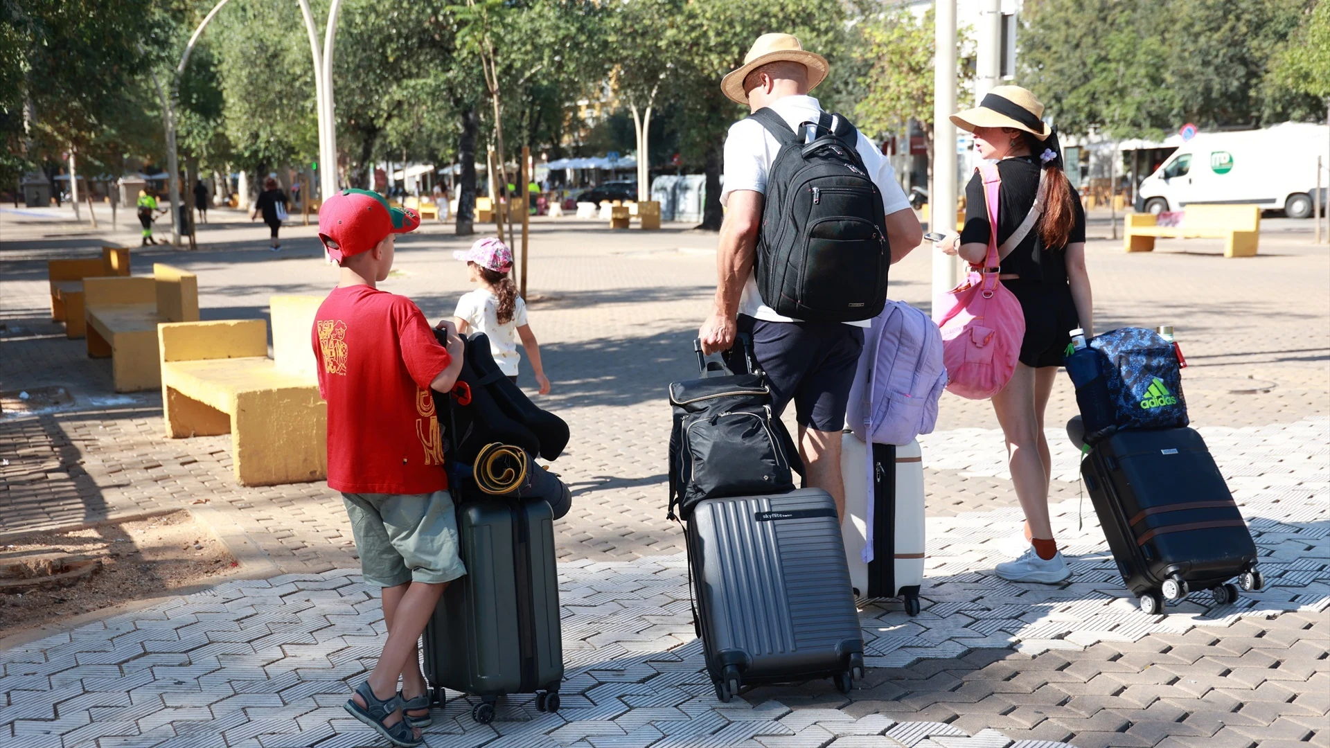 Imagen de archivo de turistas con maletas en la Alameda de Hércules de Sevilla.