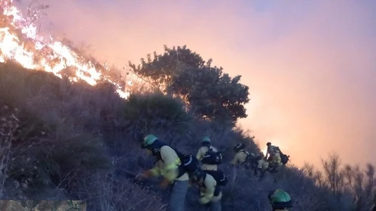 Bomberos del Plan Infoca trabajan para sofocar las llamas en las escarpadas laderas de Peña Escrita. Bomberos del Plan Infoca trabajan para sofocar las llamas en las escarpadas laderas de Peña Escrita.