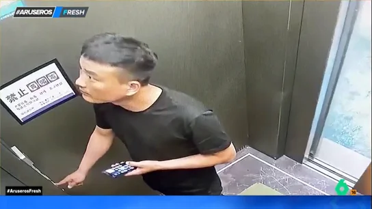 El divertido susto de un hombre cuando se monta en un ascensor de doble puerta El divertido susto de un hombre cuando se monta en un ascensor de doble puerta
