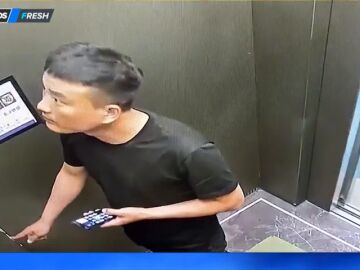 El divertido susto de un hombre cuando se monta en un ascensor de doble puerta