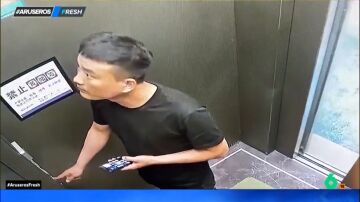 El divertido susto de un hombre cuando se monta en un ascensor de doble puerta