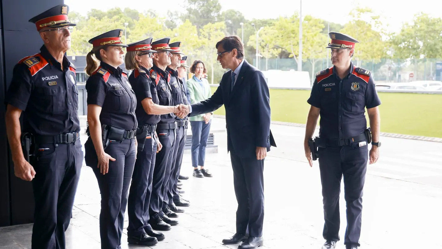 Salvador Illa visita la sede central de los Mossos d'Esquadra Salvador Illa visita la sede central de los Mossos d'Esquadra