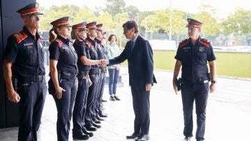 Salvador Illa visita la sede central de los Mossos d'Esquadra