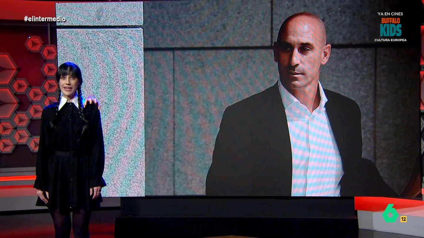 'Miércoles Gallego' compara a Luis Rubiales con 'Cosa': "Porque si algo le gusta es meter mano" 'Miércoles Gallego' compara a Luis Rubiales con 'Cosa': "Porque si algo le gusta es meter mano"