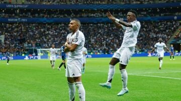 Mbappé celebra sul gol con Vinicius