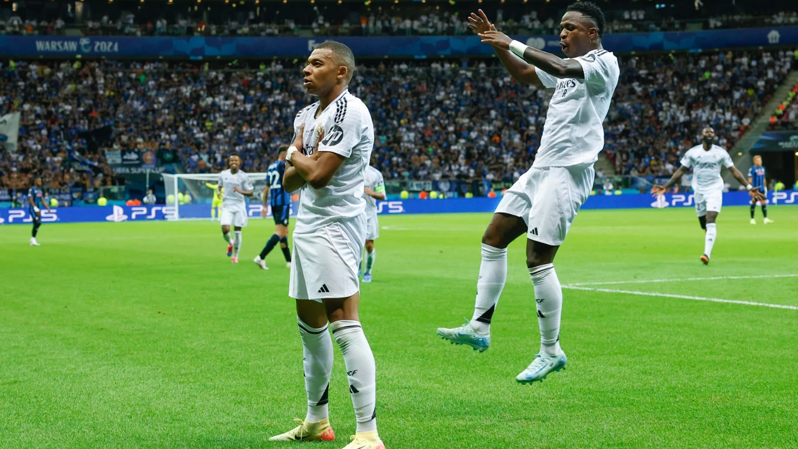 Mbappé celebra sul gol con Vinicius