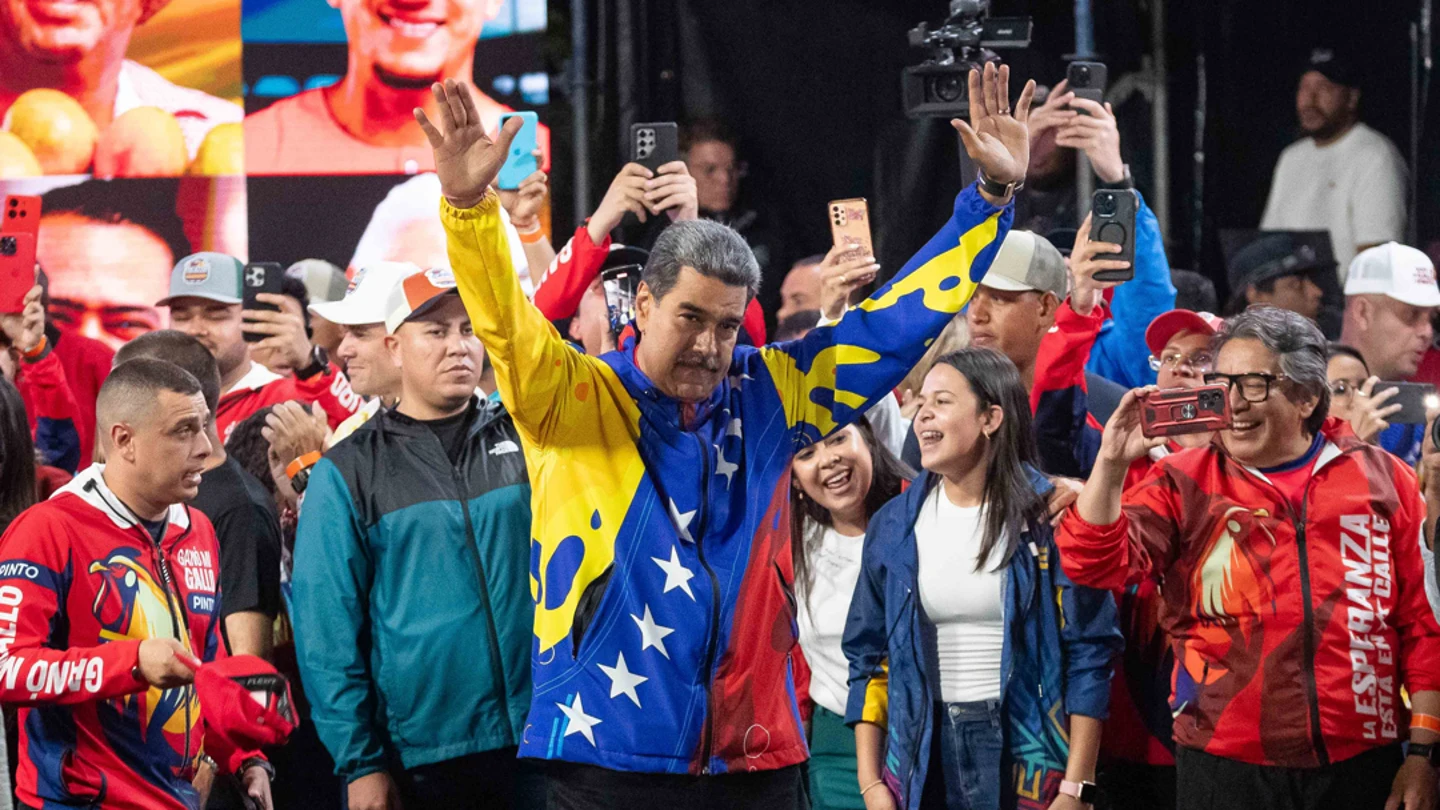 El presidente de Venezuela, Nicolás Maduro (d), celebra tras conocer los resultados de las elecciones presidenciales este lunes, en Caracas (Venezuela). El presidente de Venezuela, Nicolás Maduro (d), celebra tras conocer los resultados de las elecciones presidenciales este lunes, en Caracas (Venezuela).